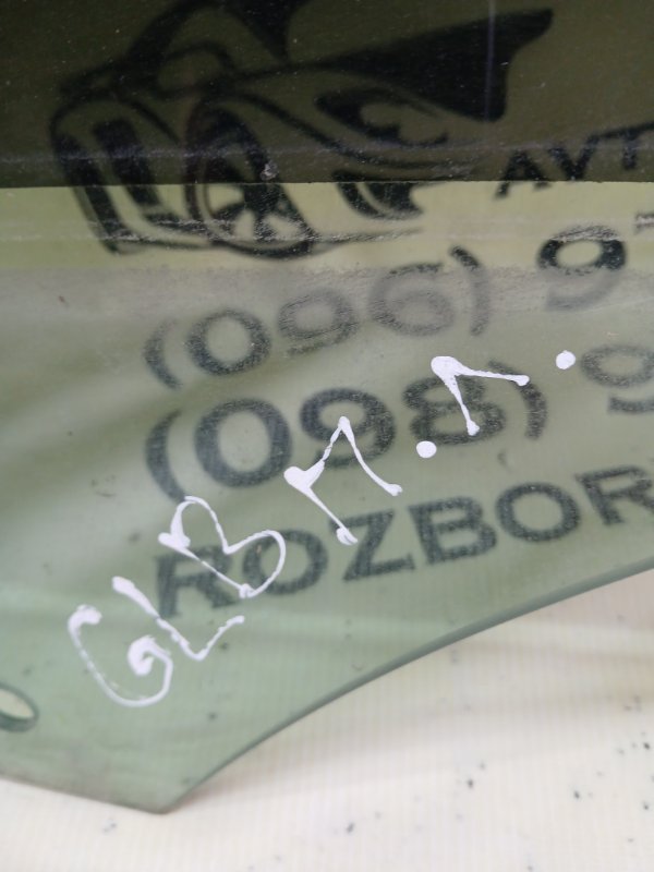 Стекло двери переднее левое GLB 2022 250 26092030411829