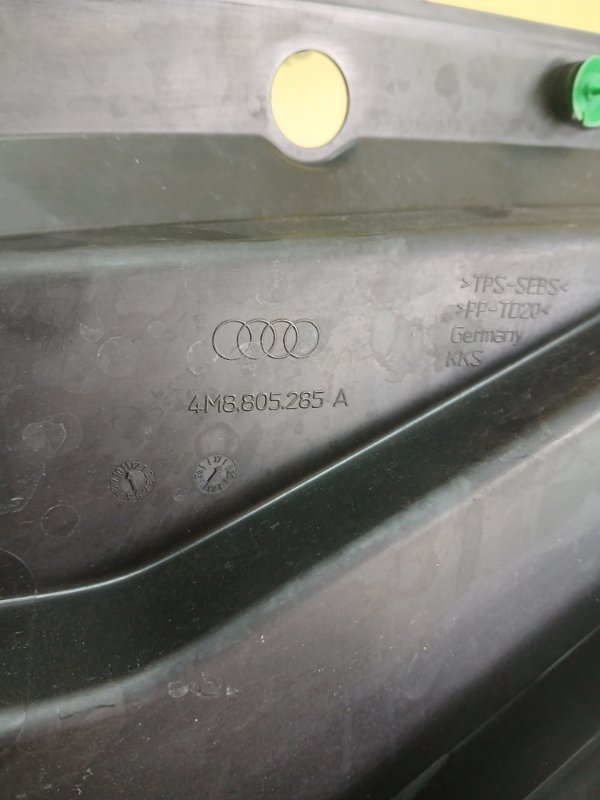 Накладка фари передняя левая Audi Q8 3.0 DCBD