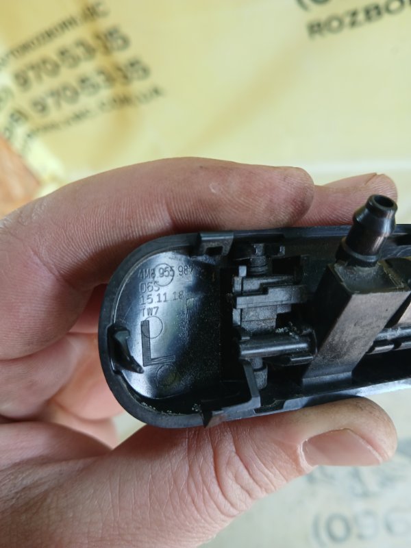 Форсунка стеклоомывателя Audi Q8 3.0 DCBD Форсунка стеклоомывателя Audi Q8 3.0 DCBD