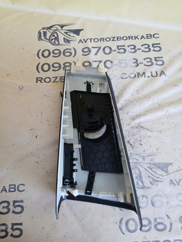 Накладка стойки передняя правая Q8 2019 3.0 DCBD Накладка стойки передняя правая Q8 2019 3.0 DCBD