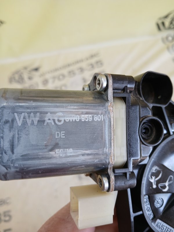 Моторчик стеклоподъемника передний правый Audi Q8 3.0 DCBD Моторчик стеклоподъемника передний правый Audi Q8 3.0 DCBD