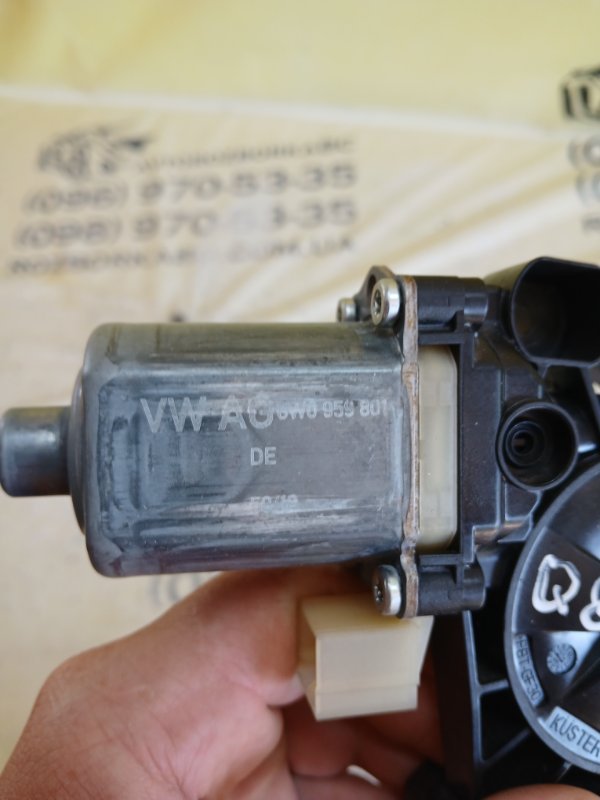 Моторчик стеклоподъемника задний правый Audi Q8 3.0 DCBD Моторчик стеклоподъемника задний правый Audi Q8 3.0 DCBD