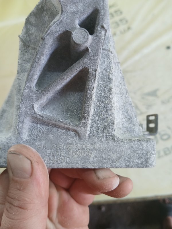 Кронштейн подушки двигателя передний правый GLS 450 4MATIC 2018 276 3.0 biturbo Кронштейн подушки двигателя передний правый GLS 450 4MATIC 2018 276 3.0 biturbo