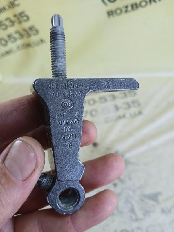 Петля двери левая Q8 2019 DCBD Петля двери левая Q8 2019 DCBD