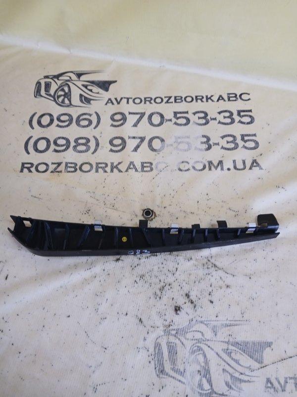 Кронштейн уплотнителя двери передний левый Q8 2019 3.0 DCBD Кронштейн уплотнителя двери передний левый Q8 2019 3.0 DCBD