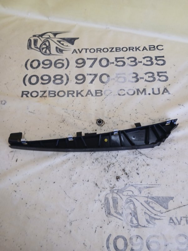 Кронштейн уплотнителя двери задний левый Q8 2019 3.0 DCBD Кронштейн уплотнителя двери задний левый Q8 2019 3.0 DCBD