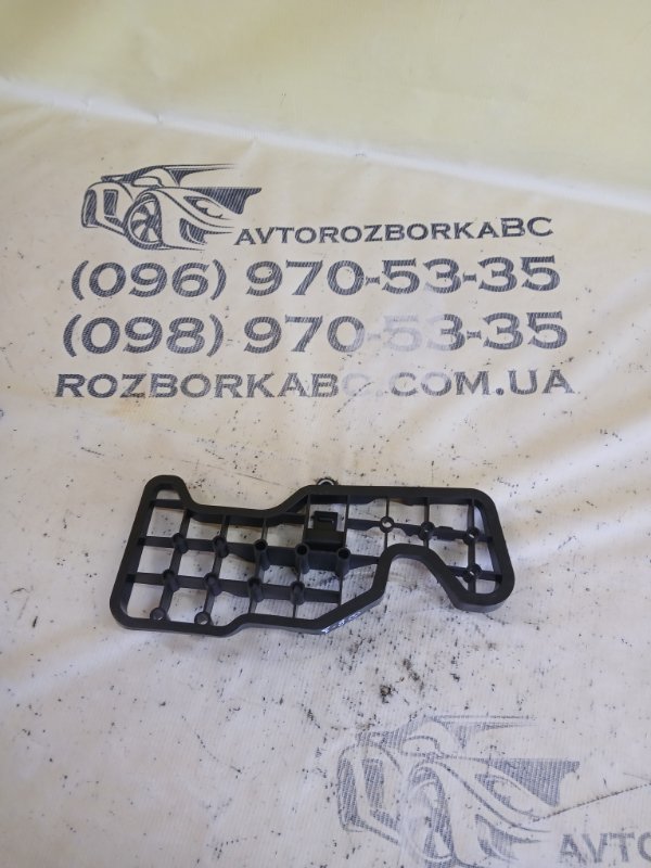 Запчасть крепление покрытия пола правое Audi Q8 2019 3.0 DCBD 4M0864472A Б/У Крепление покрытия пола правое Audi Q8 2019 3.0 DCBD 4M0864472A Б/У