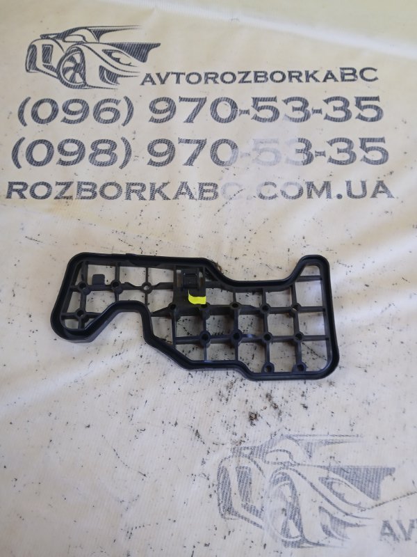 Крепление покрытия пола правое Q8 2019 3.0 DCBD Крепление покрытия пола правое Q8 2019 3.0 DCBD