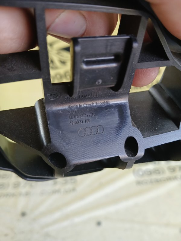 Крепление покрытия пола правое Q8 2019 3.0 DCBD Крепление покрытия пола правое Q8 2019 3.0 DCBD