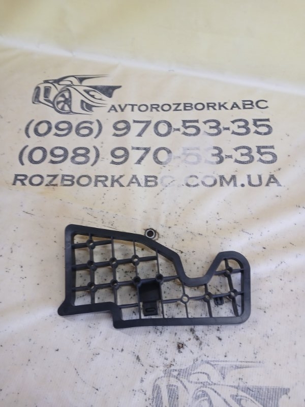 Запчасть крепление покрытия пола левое Audi Q8 2019 3.0 DCBD 4M0864471A Б/У Крепление покрытия пола левое Audi Q8 2019 3.0 DCBD 4M0864471A Б/У