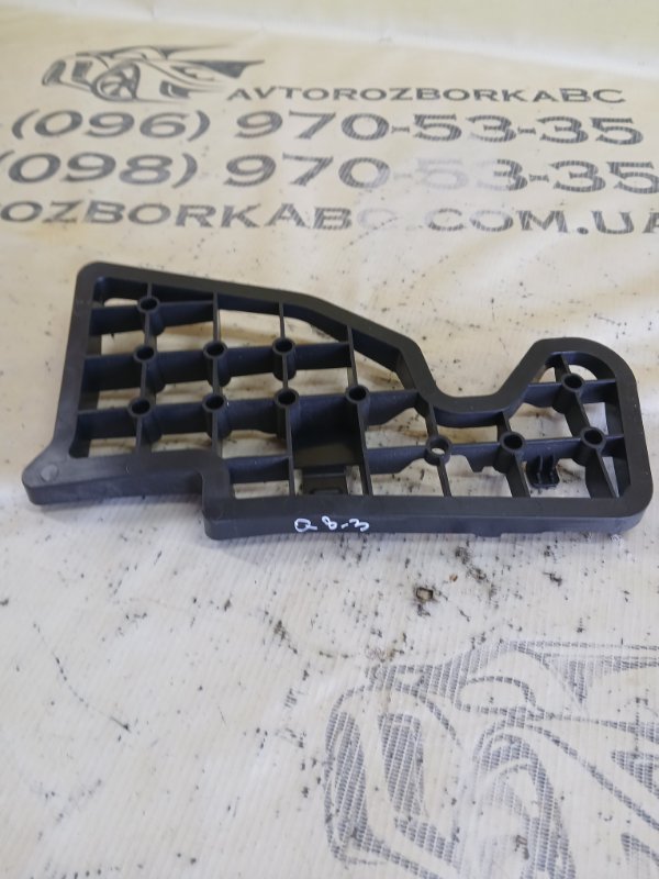 Крепление покрытия пола левое Q8 2019 3.0 DCBD Крепление покрытия пола левое Q8 2019 3.0 DCBD