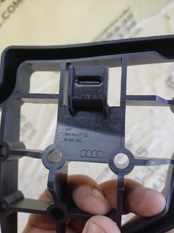 Крепление покрытия пола левое Q8 2019 3.0 DCBD Крепление покрытия пола левое Q8 2019 3.0 DCBD