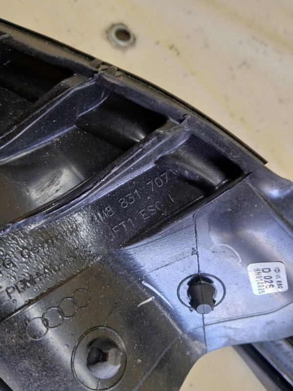 Уплотнитель двери передний левый Audi Q8 3.0 DCBD Уплотнитель двери передний левый Audi Q8 3.0 DCBD