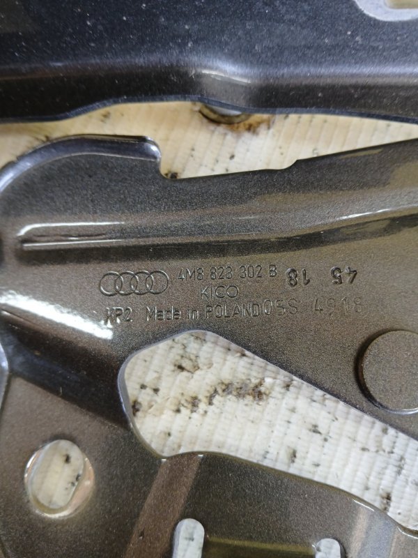 Петля капота передняя правая Audi Q8 3.0 DCBD Петля капота передняя правая Audi Q8 3.0 DCBD