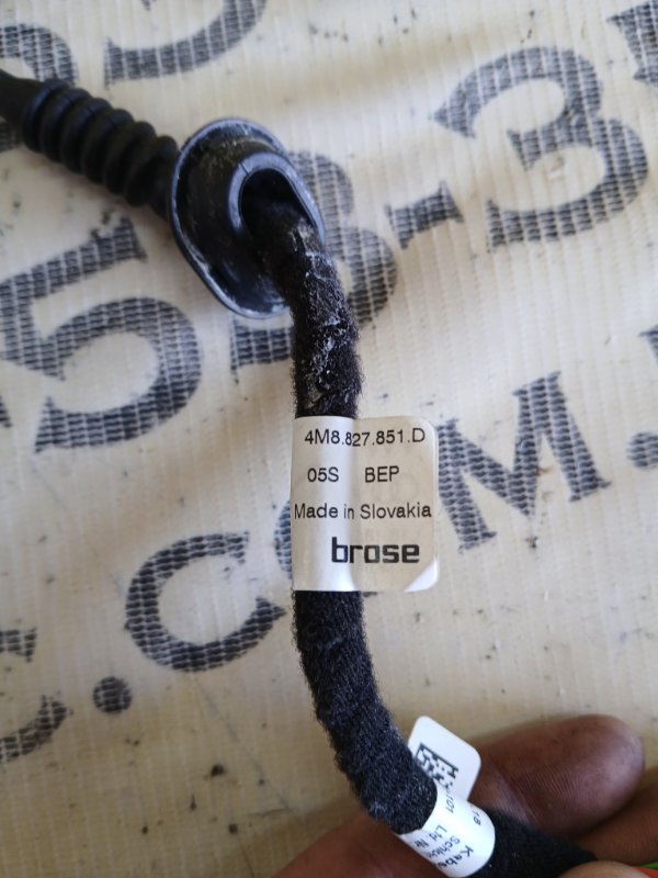 Амортизатор крышки багажника задний Audi Q8 3.0 DCBD Амортизатор крышки багажника задний Audi Q8 3.0 DCBD