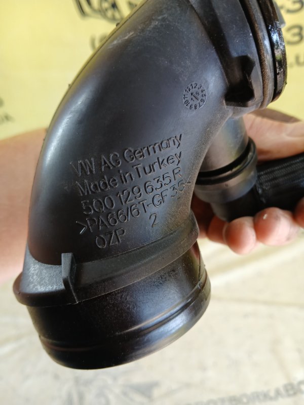 Патрубок воздушного фильтра Audi Q3 83A 2.0 CZRA Патрубок воздушного фильтра Audi Q3 83A 2.0 CZRA