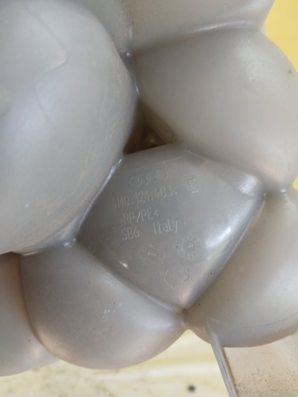 Бачок расширительный Q8 2019 3.0 DCBD Бачок расширительный Q8 2019 3.0 DCBD