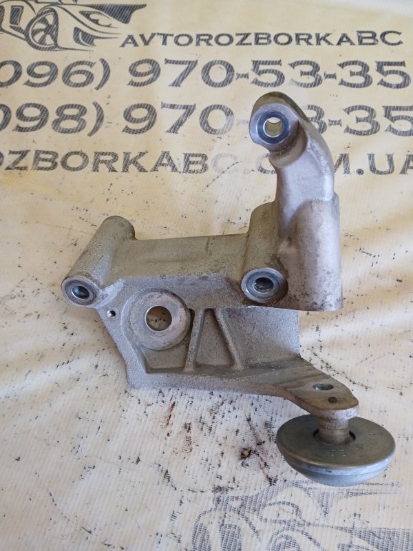 Кронштейн подушки двигателя передний правый XC90 2016 t27 Кронштейн подушки двигателя передний правый XC90 2016 t27