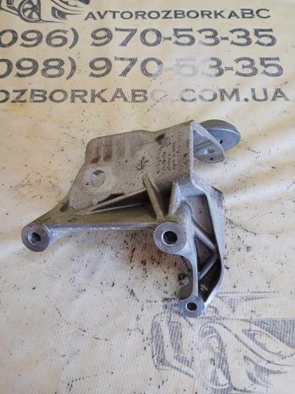 Кронштейн подушки двигателя передний правый Volvo XC90 t27 Кронштейн подушки двигателя передний правый Volvo XC90 t27