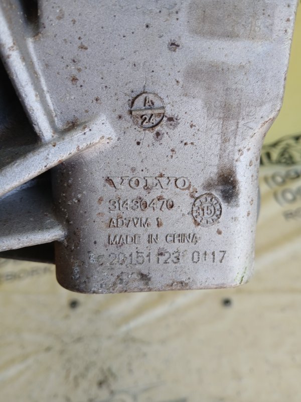 Кронштейн подушки двигателя передний правый XC90 2016 t27 Кронштейн подушки двигателя передний правый XC90 2016 t27