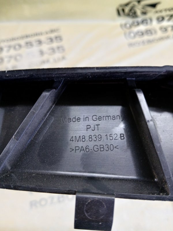 Кронштейн уплотнителя двери задний правый Audi Q8 3.0 DCBD Кронштейн уплотнителя двери задний правый Audi Q8 3.0 DCBD