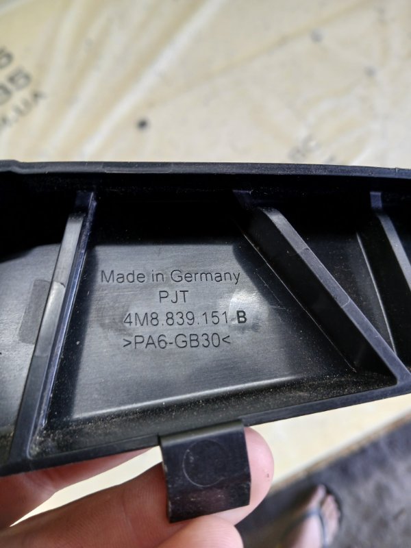 Кронштейн уплотнителя двери задний левый Audi Q8 3.0 DCBD Кронштейн уплотнителя двери задний левый Audi Q8 3.0 DCBD