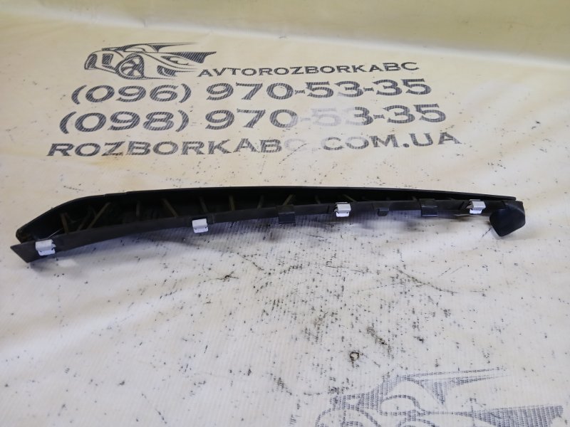 Кронштейн уплотнителя двери передний правый Q8 2019 3.0 DCBD Кронштейн уплотнителя двери передний правый Q8 2019 3.0 DCBD