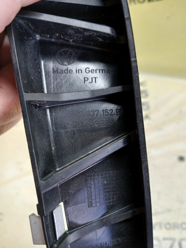 Кронштейн уплотнителя двери передний правый Audi Q8 3.0 DCBD Кронштейн уплотнителя двери передний правый Audi Q8 3.0 DCBD