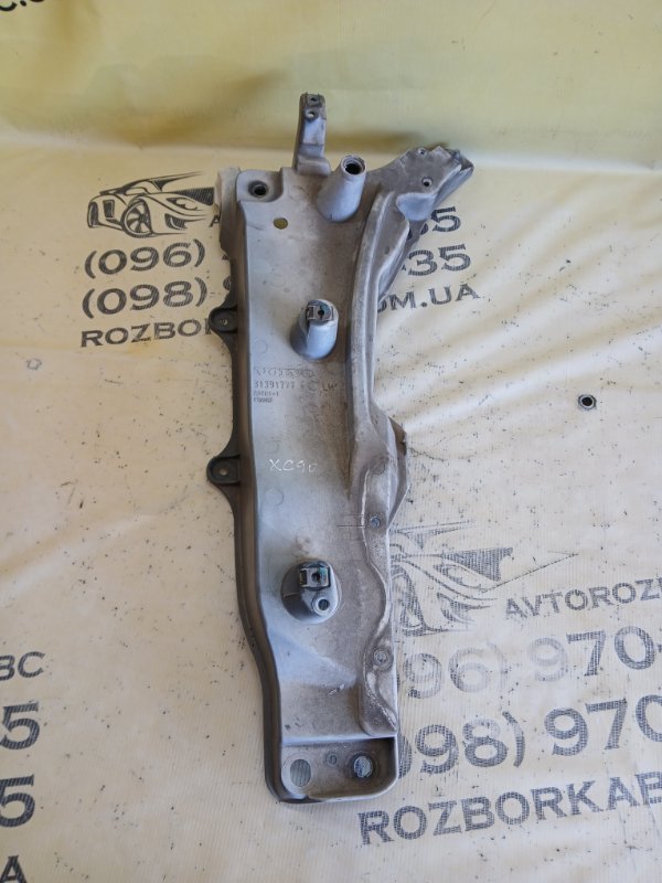 Кронштейн крыла передний левый XC90 2016 t27 Кронштейн крыла передний левый XC90 2016 t27