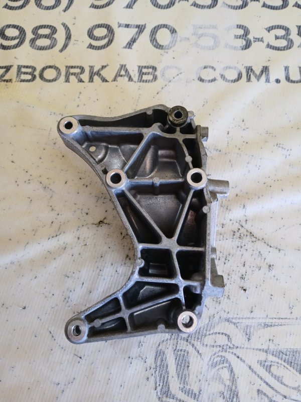 Кронштейн генератора Volvo XC90 t27 Кронштейн генератора Volvo XC90 t27