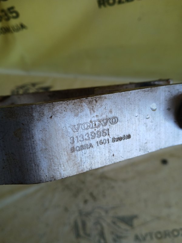 Кронштейн подушки двигателя правый Volvo XC90 t27 Кронштейн подушки двигателя правый Volvo XC90 t27