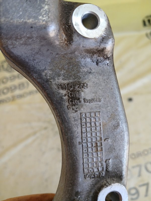 Кронштейн компрессора кондиционера XC90 2016 t27 Кронштейн компрессора кондиционера XC90 2016 t27