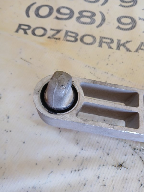 Подушка двигателя правая Volvo XC90 t27 Подушка двигателя правая Volvo XC90 t27