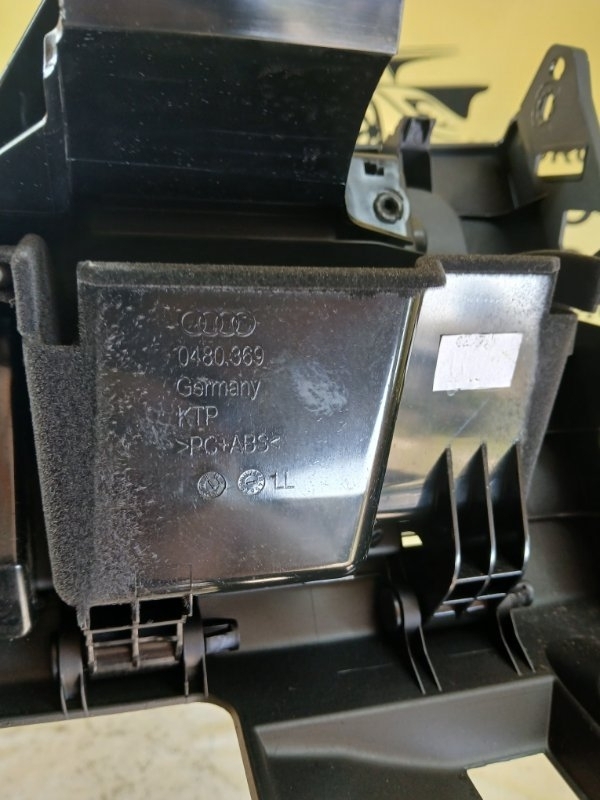 Бардачок торпеди передний левый Q3 2021 83A 2.0 CZRA Бардачок торпеди передний левый Q3 2021 83A 2.0 CZRA