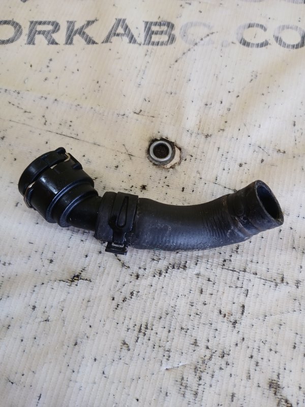 Патрубок системы охлаждения Q3 2021 83A 2.0 CZRA Патрубок системы охлаждения Q3 2021 83A 2.0 CZRA