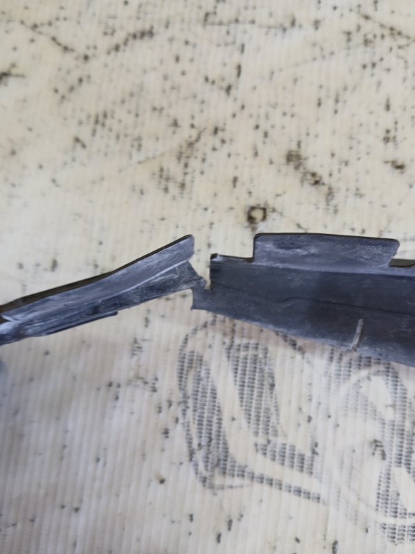 Дефлектор радиатора передний левый Q3 2021 83A 2.0 CZRA Дефлектор радиатора передний левый Q3 2021 83A 2.0 CZRA