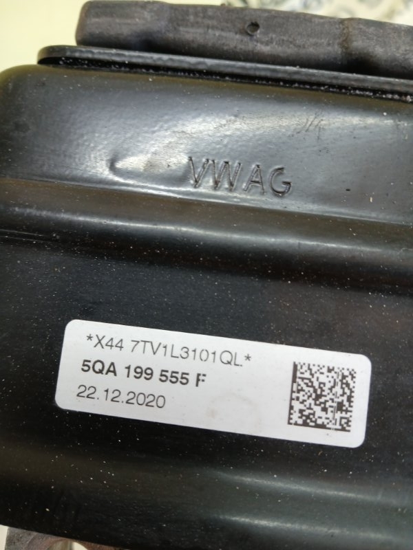 Подушка двигателя левая Q3 2021 83A 2.0 CZRA Подушка двигателя левая Q3 2021 83A 2.0 CZRA