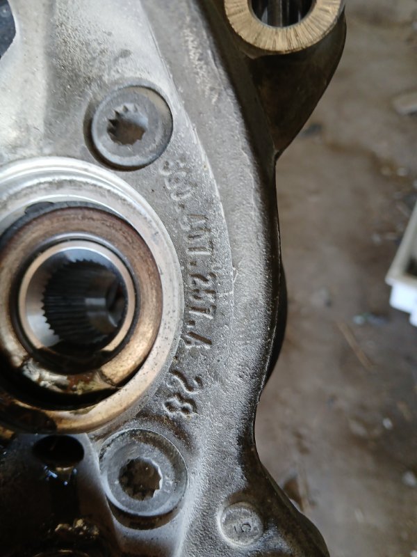 Цапфа передняя левая Q3 2021 83A 2.0 CZRA Цапфа передняя левая Q3 2021 83A 2.0 CZRA