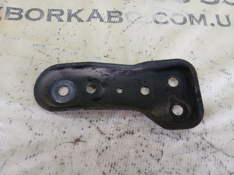 Кронштейн передний правый Q3 2021 83A 2.0 CZRA Кронштейн передний правый Q3 2021 83A 2.0 CZRA