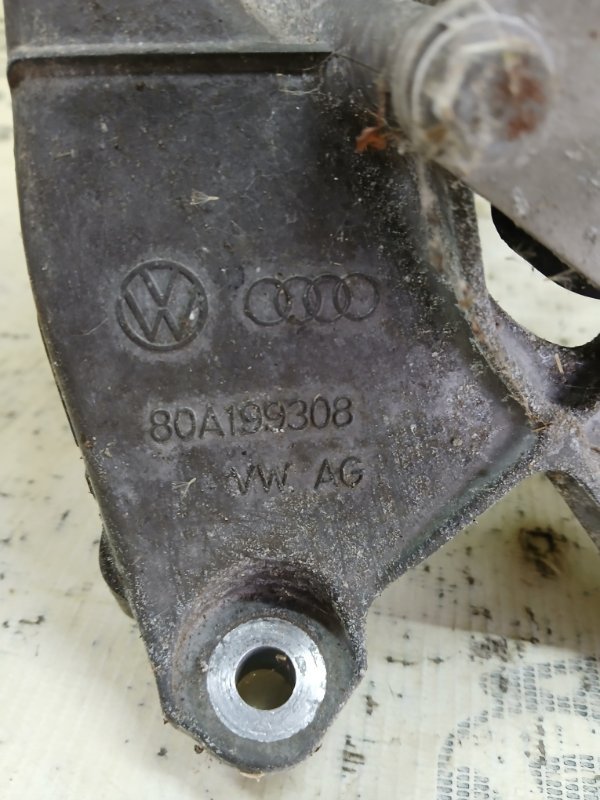 Кронштейн подушки двигателя Q5 2018 80A 2.0 DAYB Кронштейн подушки двигателя Q5 2018 80A 2.0 DAYB