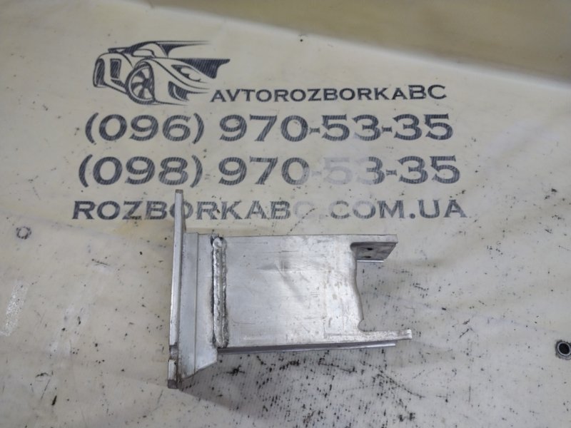 Запчасть клык усилителя бампера передний правый Porsche Macan 2015 95B CTMA 8R0807134D Б/У Клык усилителя бампера передний правый Porsche Macan 2015 95B CTMA 8R0807134D Б/У