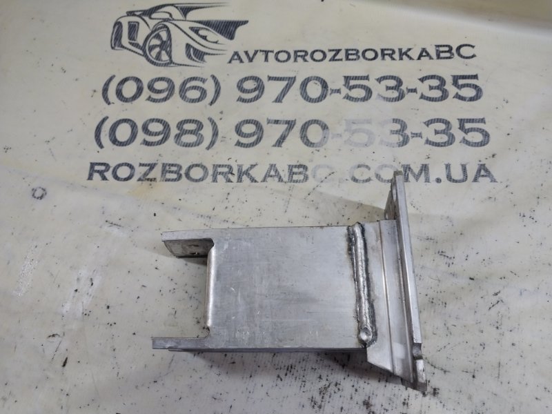 Запчасть клык усилителя бампера передний левый Porsche Macan 2015 95B CTMA 8R0 807 133 A Б/У Клык усилителя бампера передний левый Porsche Macan 2015 95B CTMA 8R0 807 133 A Б/У