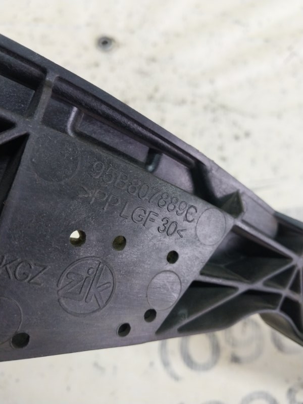 Крепление бампера переднее левое Porsche Macan 95B CTMA Крепление бампера переднее левое Porsche Macan 95B CTMA