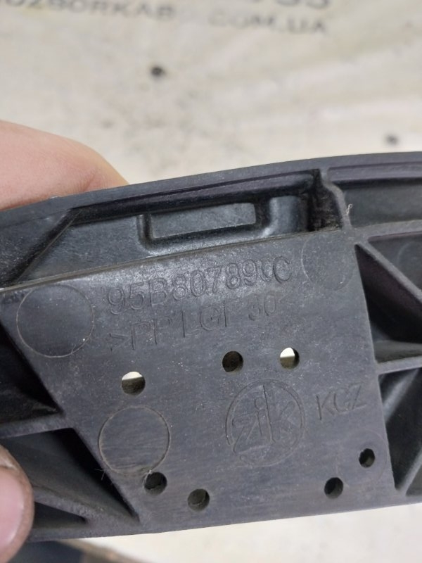 Крепление бампера переднее правое Porsche Macan 95B CTMA Крепление бампера переднее правое Porsche Macan 95B CTMA