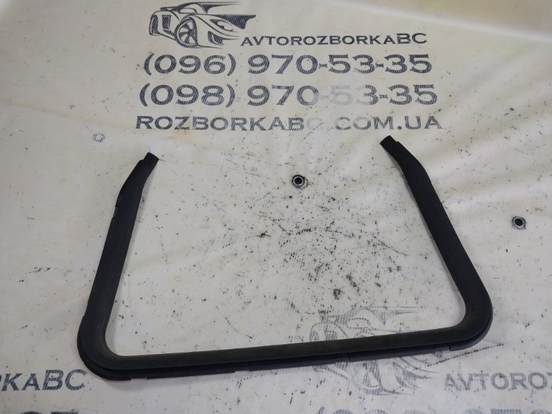 Запчасть уплотнитель капота Porsche Macan 2015 95B CTMA 95B129551A Б/У Уплотнитель капота Porsche Macan 2015 95B CTMA 95B129551A Б/У