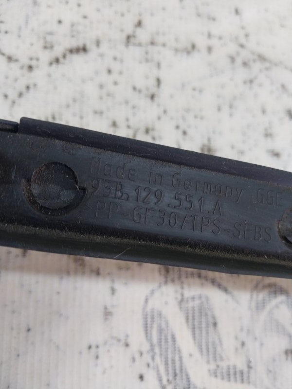 Уплотнитель капота Macan 2015 95B CTMA Уплотнитель капота Macan 2015 95B CTMA