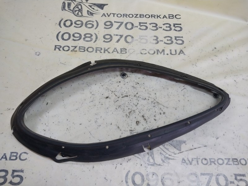 Запчасть пыльник фары правый Porsche Macan 2015 95B CTMA 95B941323C Б/У Пыльник фары правый Porsche Macan 2015 95B CTMA 95B941323C Б/У