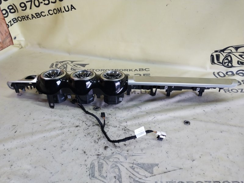 Накладка на торпедо Mercedes-Benz GLB 250 26092030411829 Накладка на торпедо Mercedes-Benz GLB 250 26092030411829