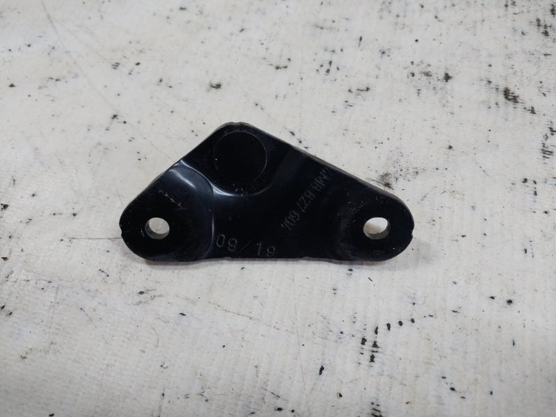 Кронштейн амортизатора кришки багажника правый Audi Q8 3.0 DCBD