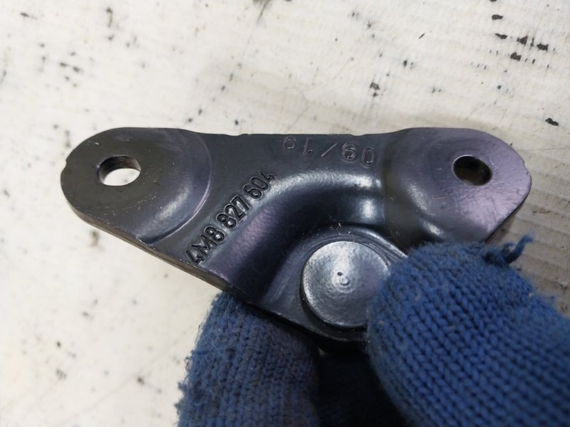 Кронштейн амортизатора кришки багажника правый Q8 2019 3.0 DCBD